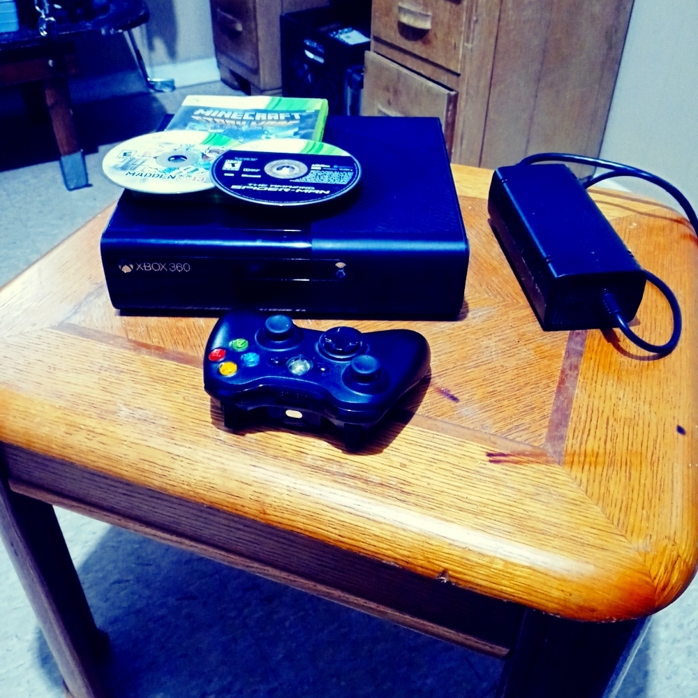 Xbox 360 with wireless remote and 3 gamed